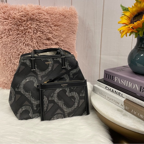 Burberry Graphite Beach Tote - Picture 1 of 9